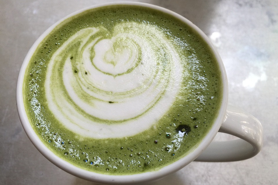 matcha,-bautura-verde-care-cucereste-romania.-de-ce-tot-mai-multe-persoane-renunta-la-cafea
