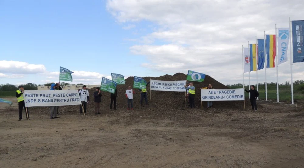 protest-la-malul-prutului.-iesenii-cer-urgentarea-lucrarilor-la-autostrada-a8