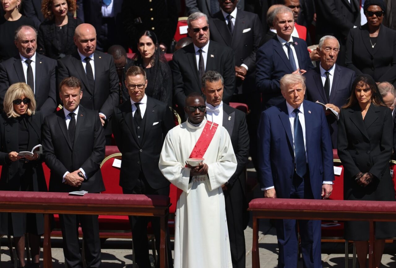 ilie-bolojan-a-stat-langa-donald-trump-si-emanuel-macron-in-timpul-funeraliilor-papei-francisc