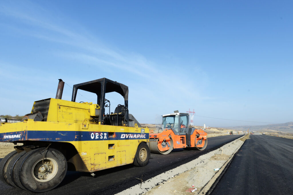 pistol:-a-inceput-asternerea-asfaltului-pe-sectiunea-nadaselu-zimbor-a-autostrazii-transilvania