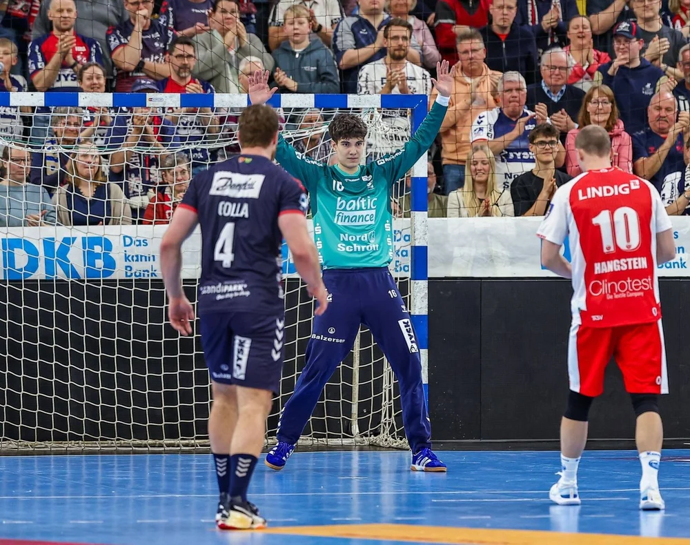 un-portar-roman-de-doar-17-ani-scrie-istorie-pentru-o-echipa-uriasa-de-handbal-din-europa