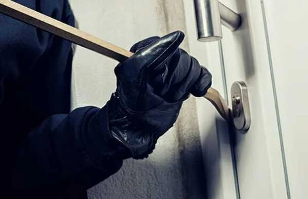 un-baiat-de-13-ani-a-pus-pe-fuga-hotii.-cum-a-reusit-sa-si-salveze-casa-de-la-jaf