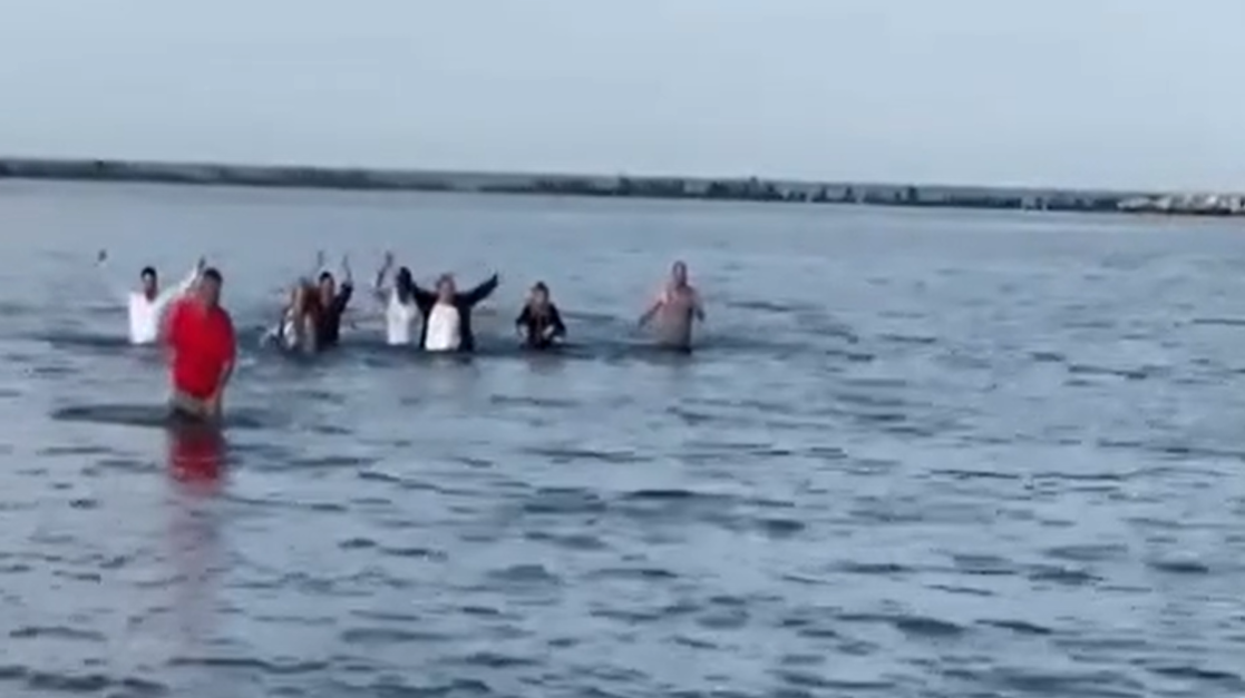 partieee!-diana-sosoaca-face-valuri-in-marea-neagra.-lidera-sos:-si-grasele-poarta-tricouri-ude