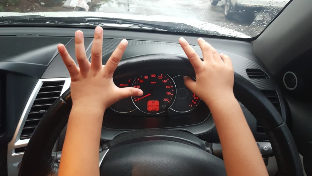 un-barbat-din-bistrita-si-a-lasat-fiul-de-10-ani-sa-conduca-masina.-masura-luata-de-politisti