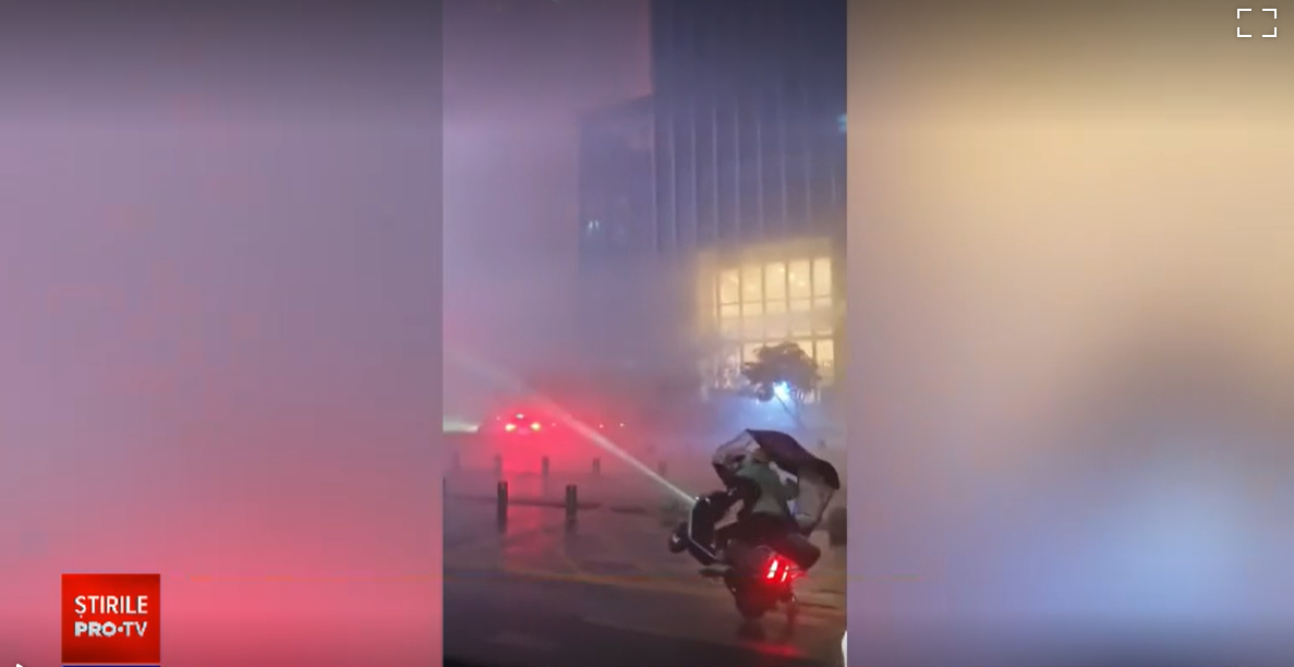 chinezii-sub-50-de-kilograme,-sfatuiti-sa-nu-iasa-din-case-in-timpul-furtunii-din-beijing