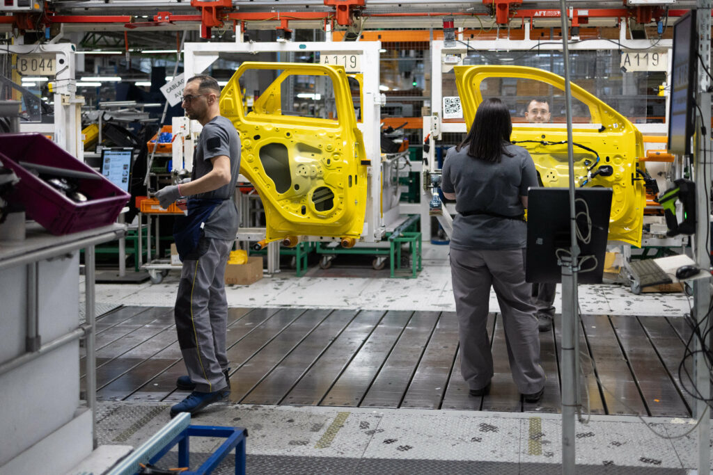 ins:-productia-industriala-a-crescut-cu-7,5%-in-luna-februarie