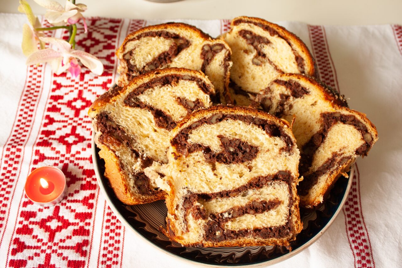 cozonacul-perfect-de-paste.-secretul-pentru-a-avea-un-aluat-pufos,-care-se-rupe-in-fasii