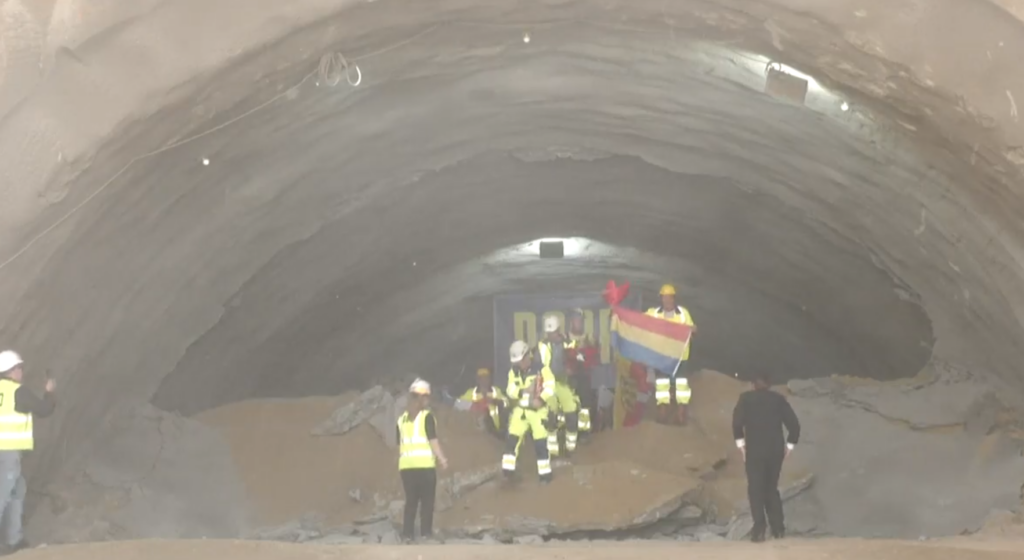 a-doua-galerie-a-tunelului-momaia-de-pe-autostrada-sibiu-pitesti-a-fost-strapunsa