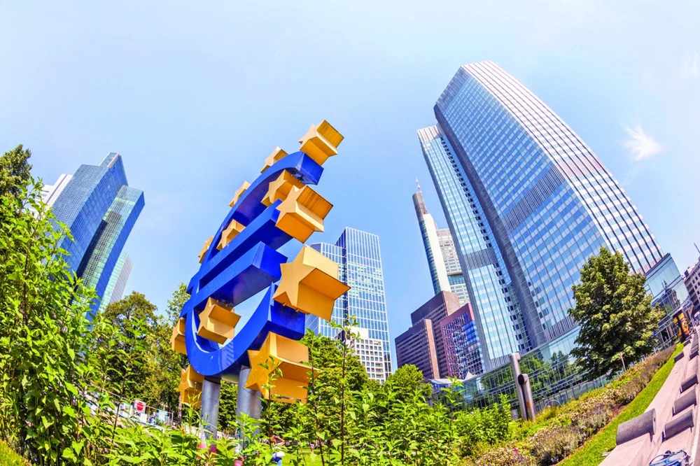 bce-reduce-dobanzile,-pentru-a-ajuta-economia-sa-faca-fata-politicii-haotice-a-sua