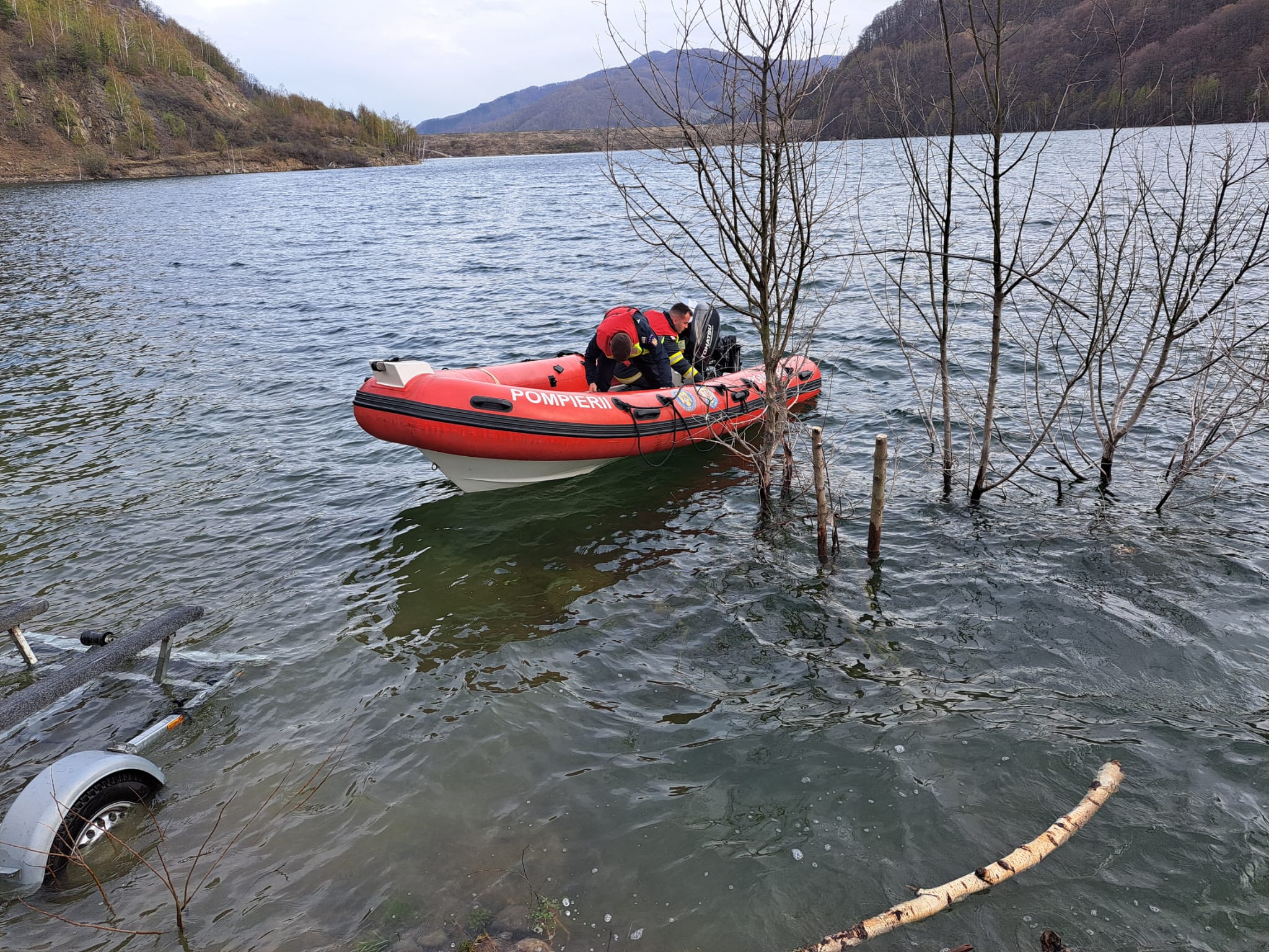 un-pompier-e-dat-disparut,-dupa-ce-o-hidrobicicleta-s-a-rasturnat-pe-lacul-siriu
