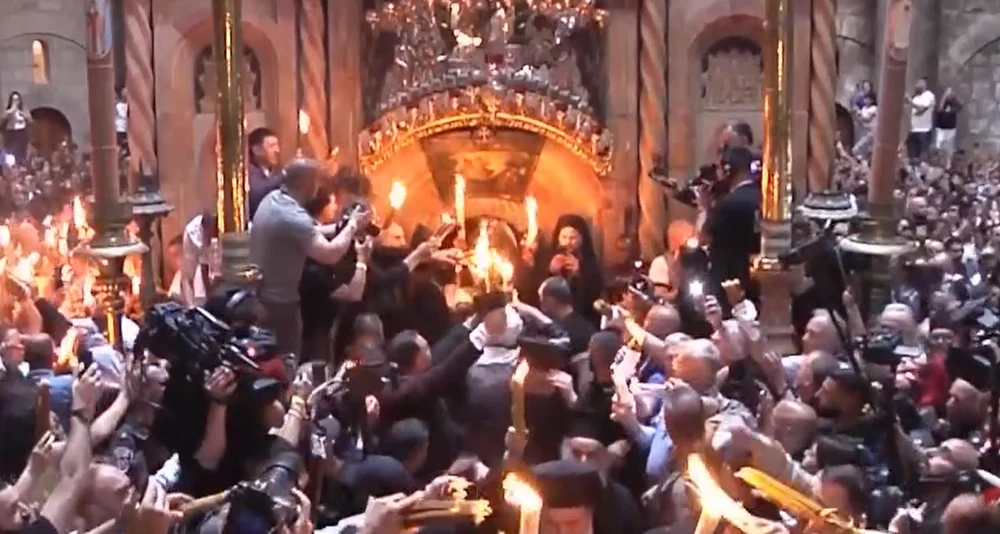 s-a-aprins-lumina-sfanta-la-ierusalim.-cel-mai-mare-miracol-al-crestinitatii