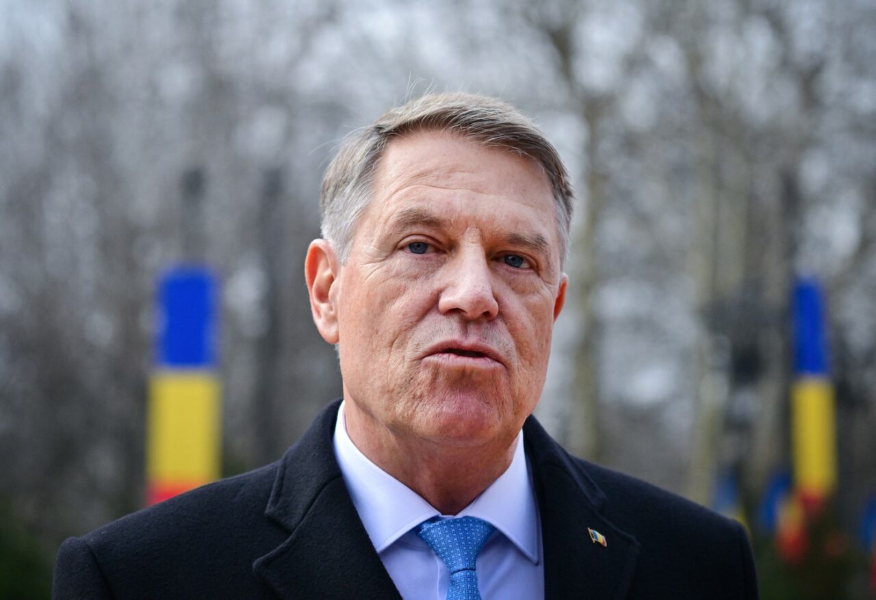 klaus-iohannis,-prezent-la-slujba-de-inviere.-ce-le-a-transmis-romanilor