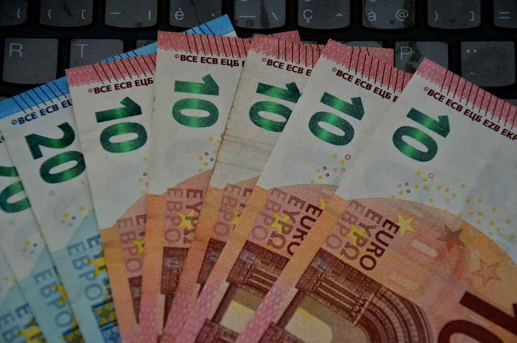 curs-valutar-23-aprilie.-aurul-scade,-dar-au-urcat-dolarul,-euro-si-lira-sterlina