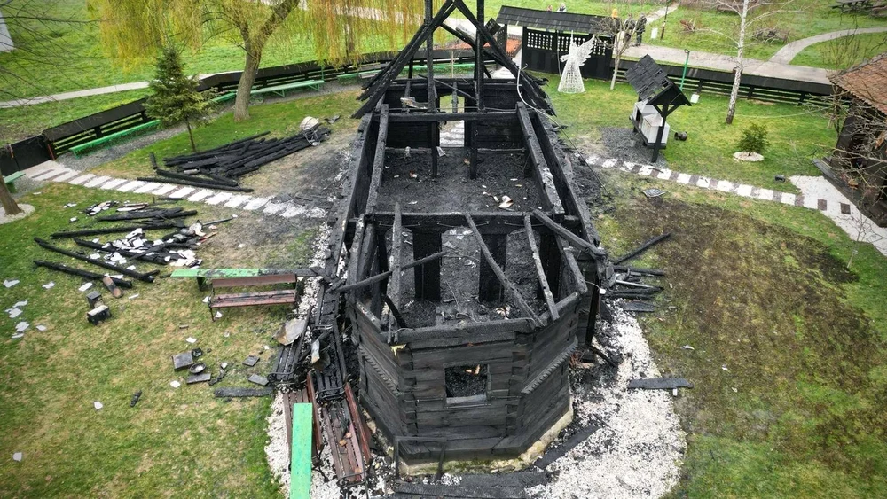 ce-planuri-au-autoritatile-pentru-biserica-de-lemn-din-topla,-facuta-scrum-in-urma-unui-incendiu
