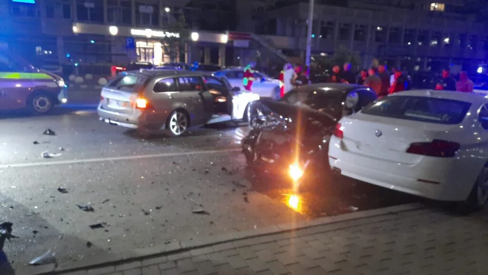 accident-in-lant-cu-trei-bmw-uri-in-centrul-iasiului.-patru-persoane-au-ajuns-la-spital