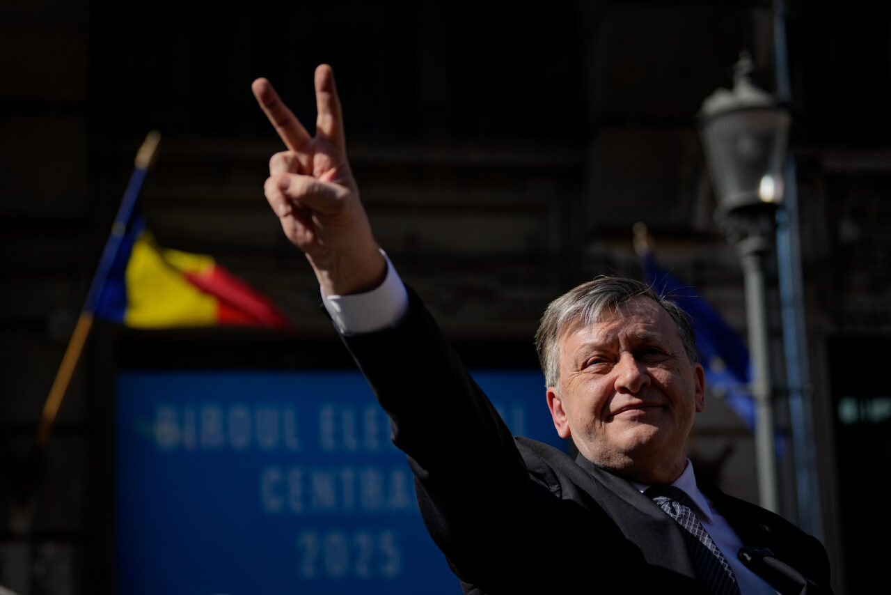 crin-antonescu,-la-vot-cu-sotia-si-fiica