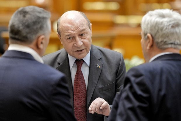 traian-basescu:-incultura-noastra-ne-face-sa-fim-pacaliti-de-specimene-ca-georgescu-sau-simion