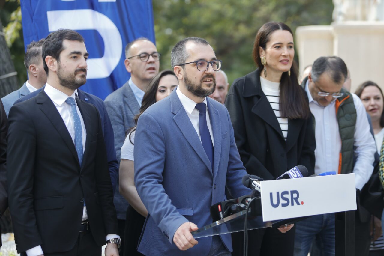 „decalogul”-lui-vlad-voiculescu.-usr-publica-micul-ghid-de-agatat-alegatori-pentru-nicusor