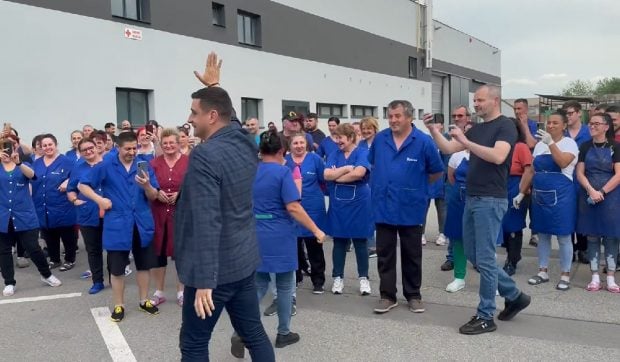 cum-a-fost-regizata-vizita-lui-george-simion-in-fabrica-din-alba-iulia:-suna-alarma