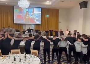 imagini-fabuloase-cum-au-sarbatorit-jucatorii-de-la-fcsb-titlul:-hora-si-rauri-de-sampanie