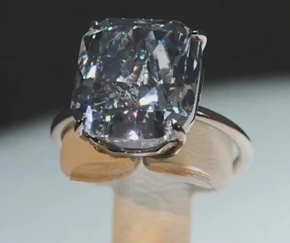 suma-enorma-cu-care-s-a-vandut-la-licitatie-diamantul-denumit-albastrul-mediteranean