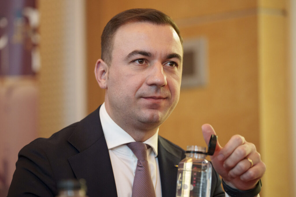 romania-isi-propune-sa-devina-un-pol-regional-al-industriei-de-aparare,-spune-bogdan-ivan