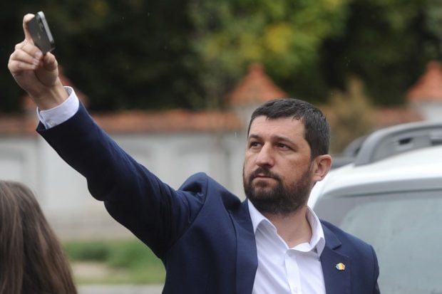 lider-aur-acuza-presa-din-romania:-titluri-sincronizate,-parte-dintr-o-retea-de-crima-organizata