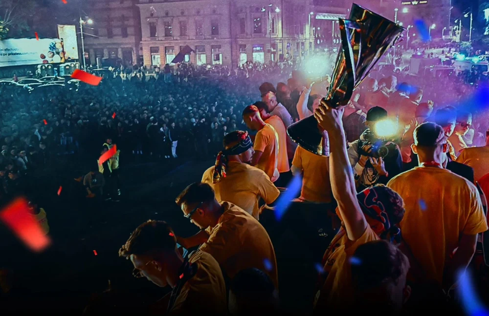 fcsb-a-primit-trofeul-de-campioana.-ros-albastrii,-urecheati-de-mirel-radoi:-lipsa-de-respect