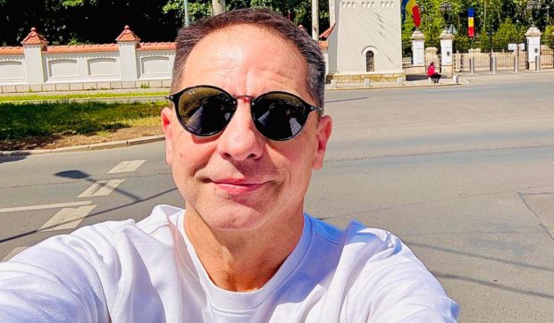 imaginea-postata-de-dan-negru-din-fata-palatului-cotroceni.-mesajul-transmis-in-ziua-alegerilor