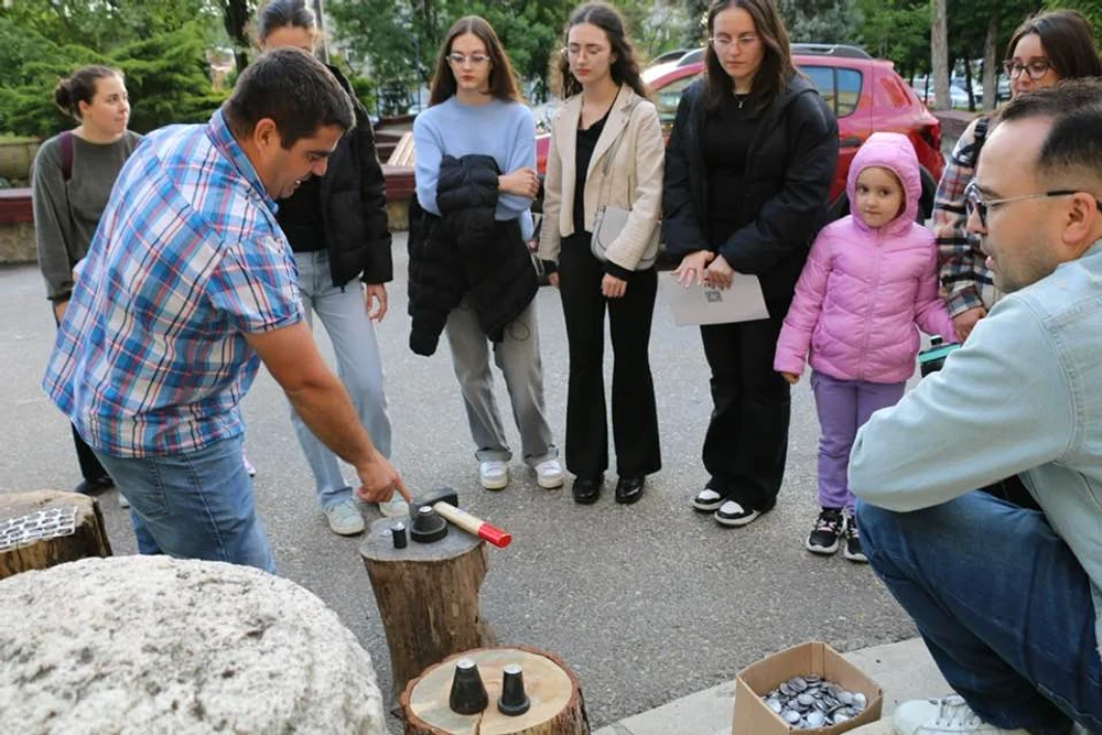 atelierul-unde-se-bat-monede:-mestesugul-gravarii-matritelor-pastrat-dinainte-de-1989