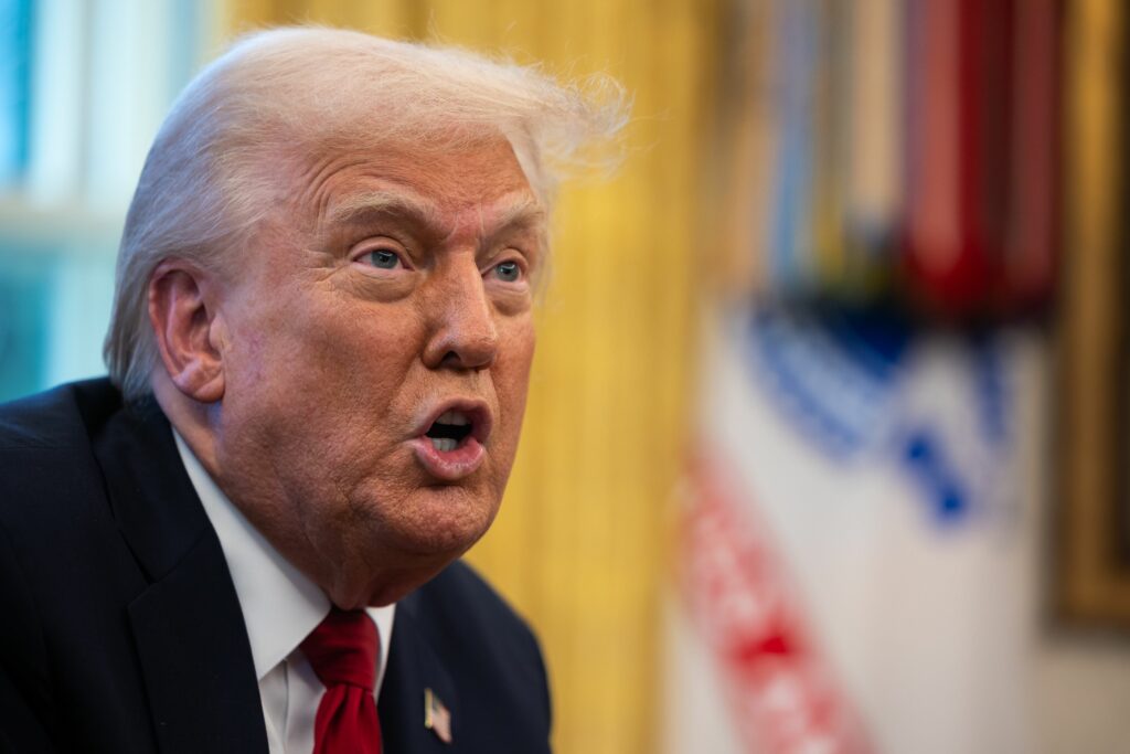 trump-insista-ca-iphone-urile-sa-fie-fabricate-in-sua.-cu-ce-tarife-ameninta-in-caz-contrar