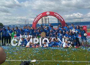 farul-a-primit-trofeul-de-campioana!-imagini-superbe-de-la-ovidiu:-copiii-au-invadat-terenul