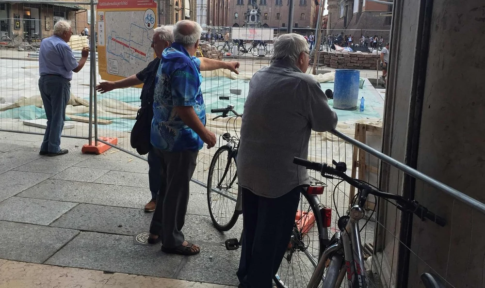 pensionarii-bagaciosi,-recrutati-intr-un-oras-italian-pentru-a-supraveghea-lucrarile-publice