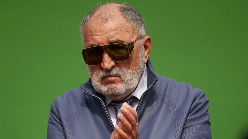 ion-tiriac-nu-vrea-sa-mai-faca-romania-mare.-cu-ce-sapca-a-aparut-miliardarul-la-roland-garros