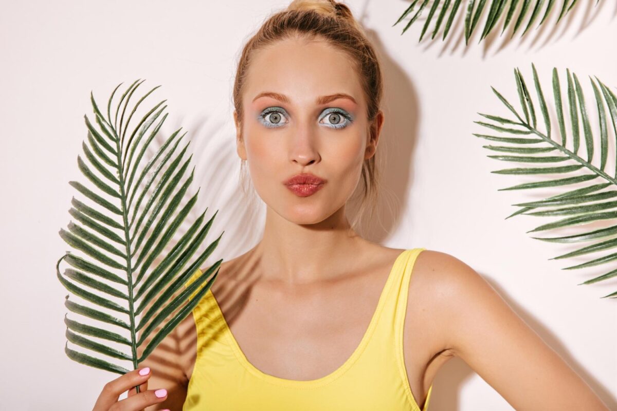 (p)-machiajul-de-vacanta:-ce-produse-sa-iei-cu-tine-pentru-un-look-fresh-si-fara-griji