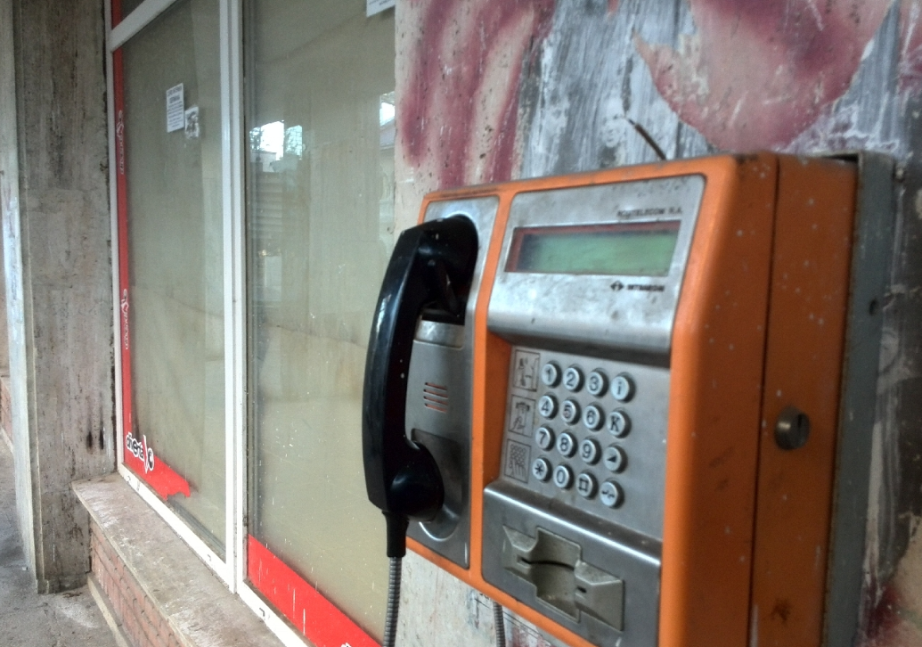 nu-e-o-gluma!-suma-uriasa-cu-care-se-vinde-un-telefon-stradal-pe-olx