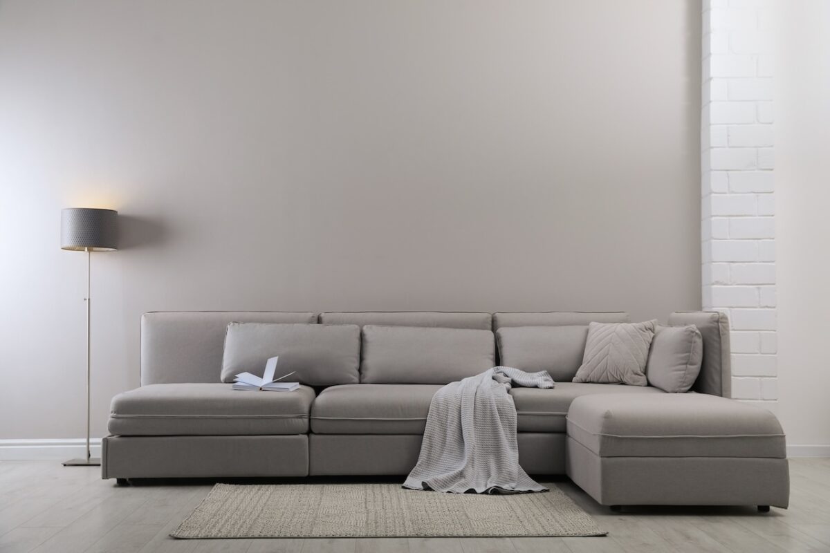 (p)-cum-alegi-canapeaua-pentru-living-pentru-un-decor-modern-si-aerisit-ce-trebuie-sa-stii?