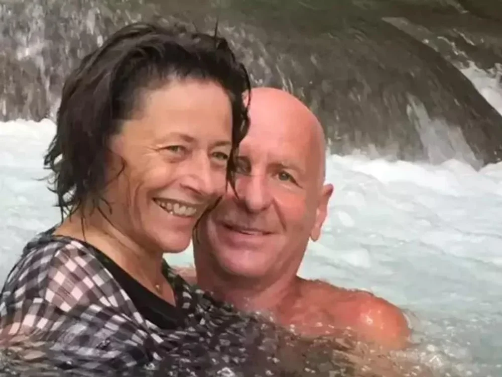 actrita-care-traieste-o-poveste-de-dragoste-cu-fostul-ei-diriginte,-dupa-divort