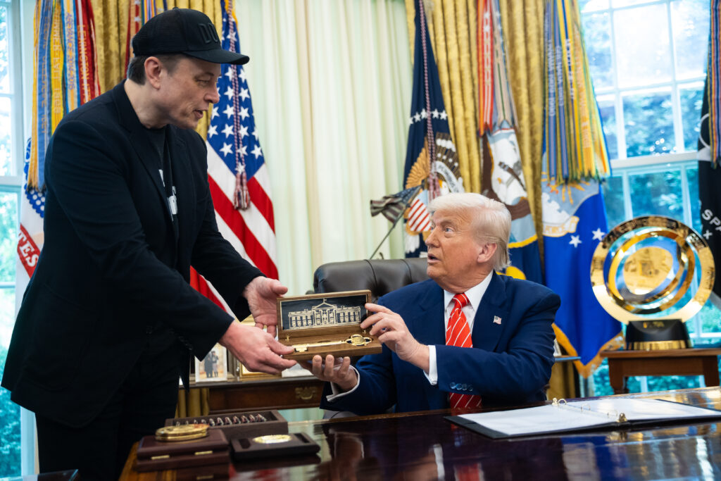 elon-musk-i-ar-datora-lui-donald-trump-o-suma-colosala-de-bani