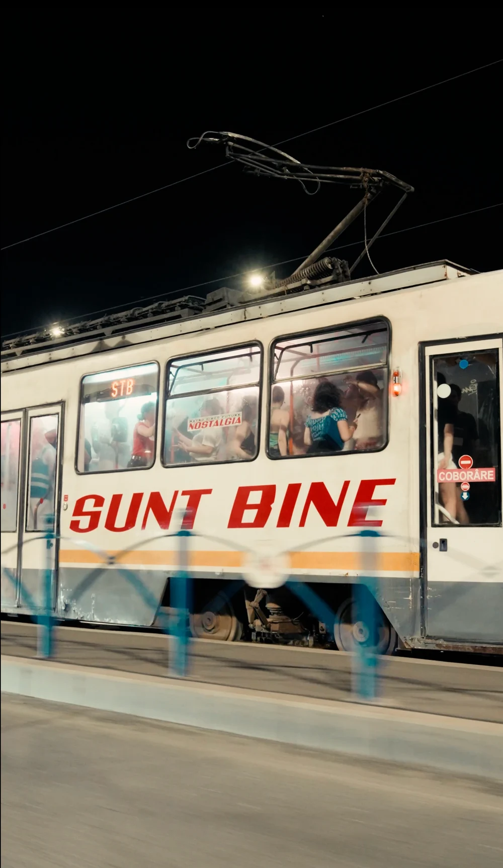 nostalgia-a-organizat-prima-petrecere-intr-un-tramvai-in-miscare-din-romania