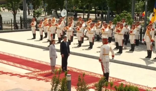 nicusor-dan-a-fost-primit-de-maia-sandu-la-chisinau,-in-prima-sa-deplasare-externa-|-video