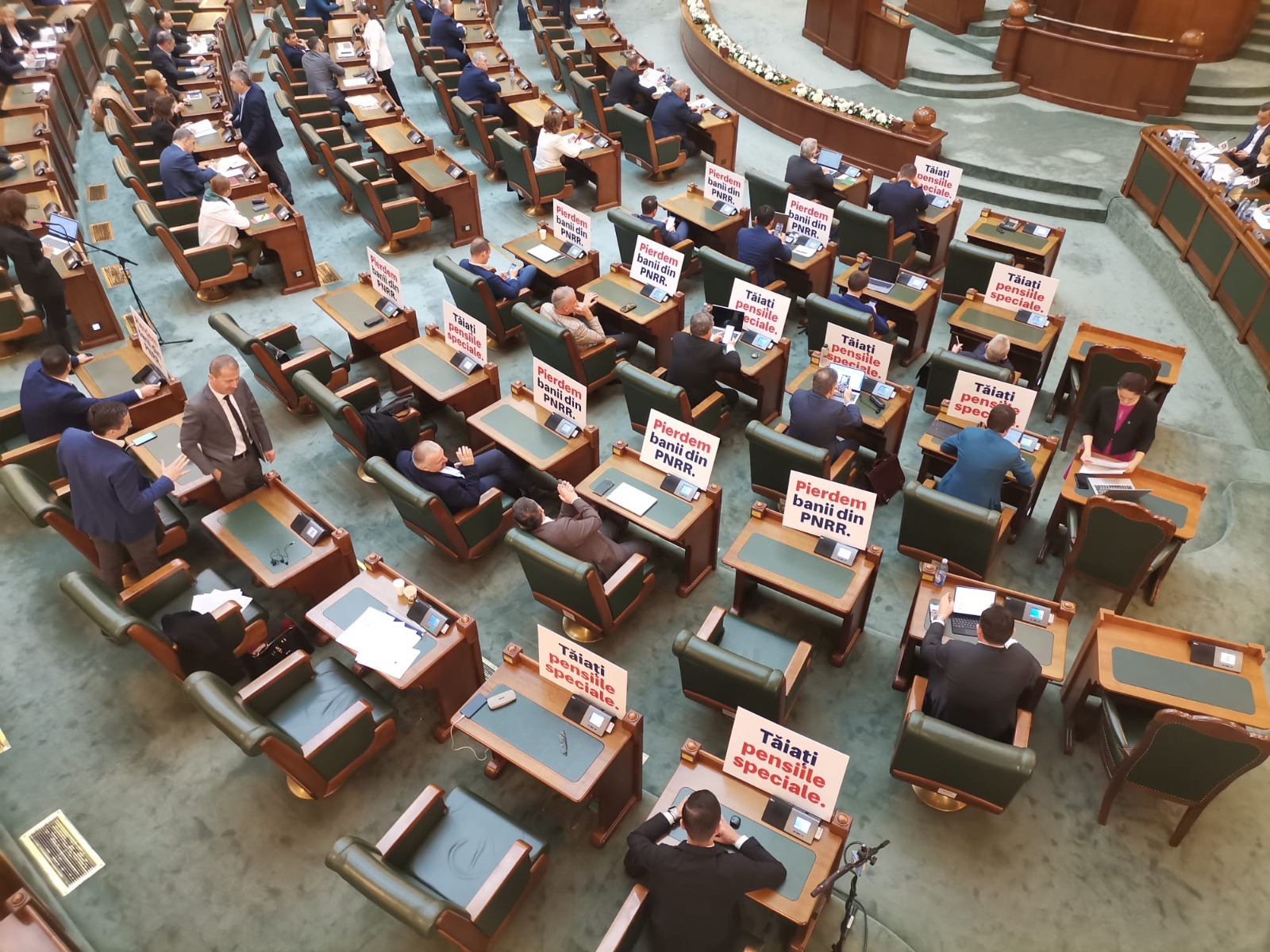 initiativa-pentru-taierea-privilegiilor-celor-condamnati.-usr:-coruptia-nu-merita-pensie-speciala