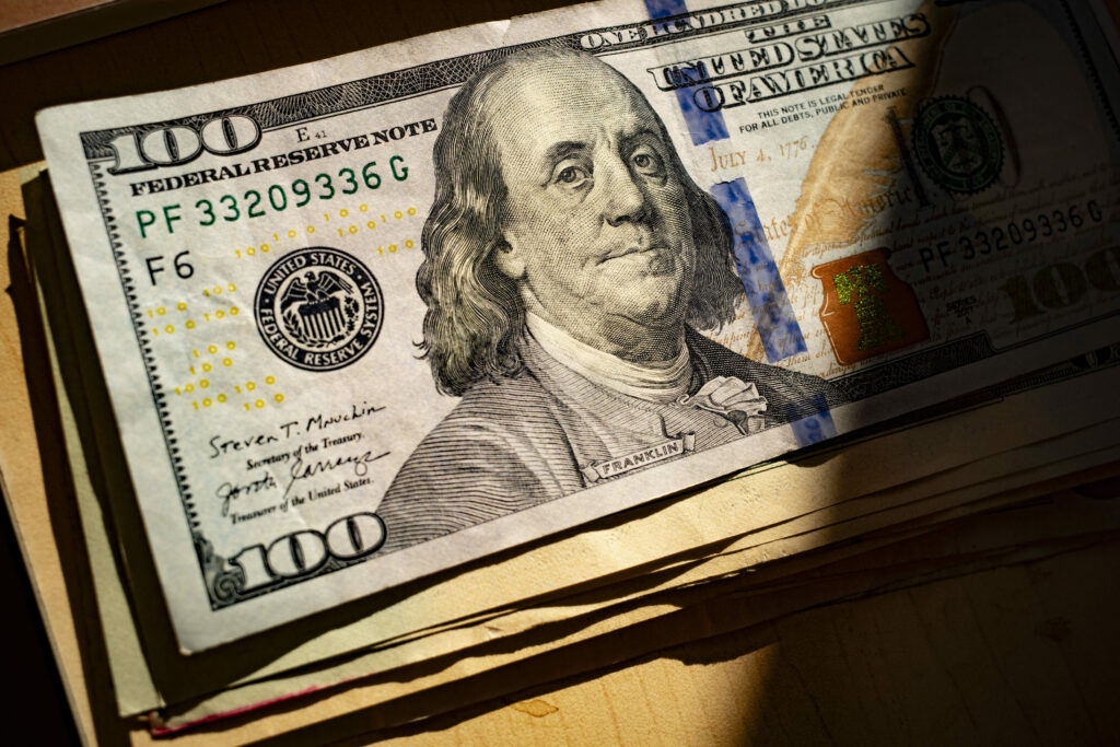 rezerva-federala-mentine-dobanda-monetara,-ignorand-presiunile-lui-trump-pentru-scaderi