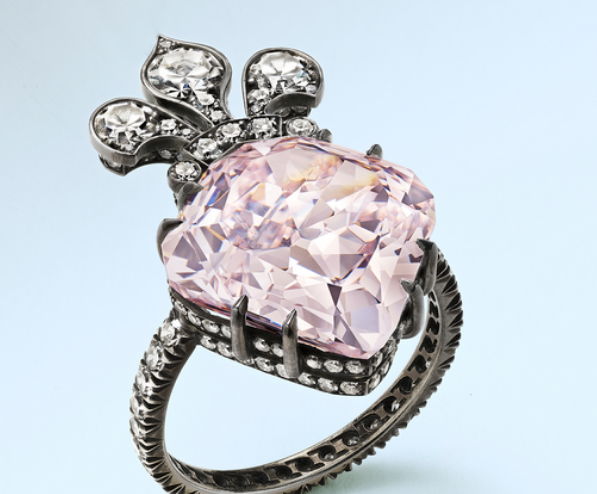 un-diamant-care-ar-fi-apartinut-mariei-antoinette,-vandut-cu-suma-record-de-13,98-milioane-dolari