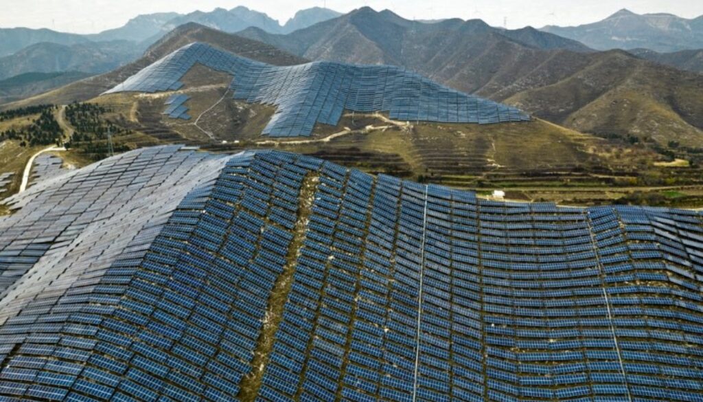 record-mondial:-china-a-instalat-intr-o-luna-mai-multa-energie-fotovoltaica-decat-ue-intr-un-an