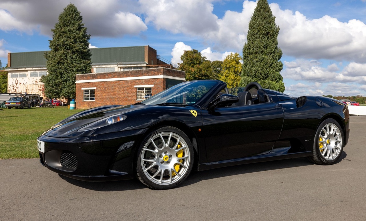 cum-a-trecut-un-milionar-peste-despartirea-temporara-de-sotie?-si-a-cumparat-un-ferrari