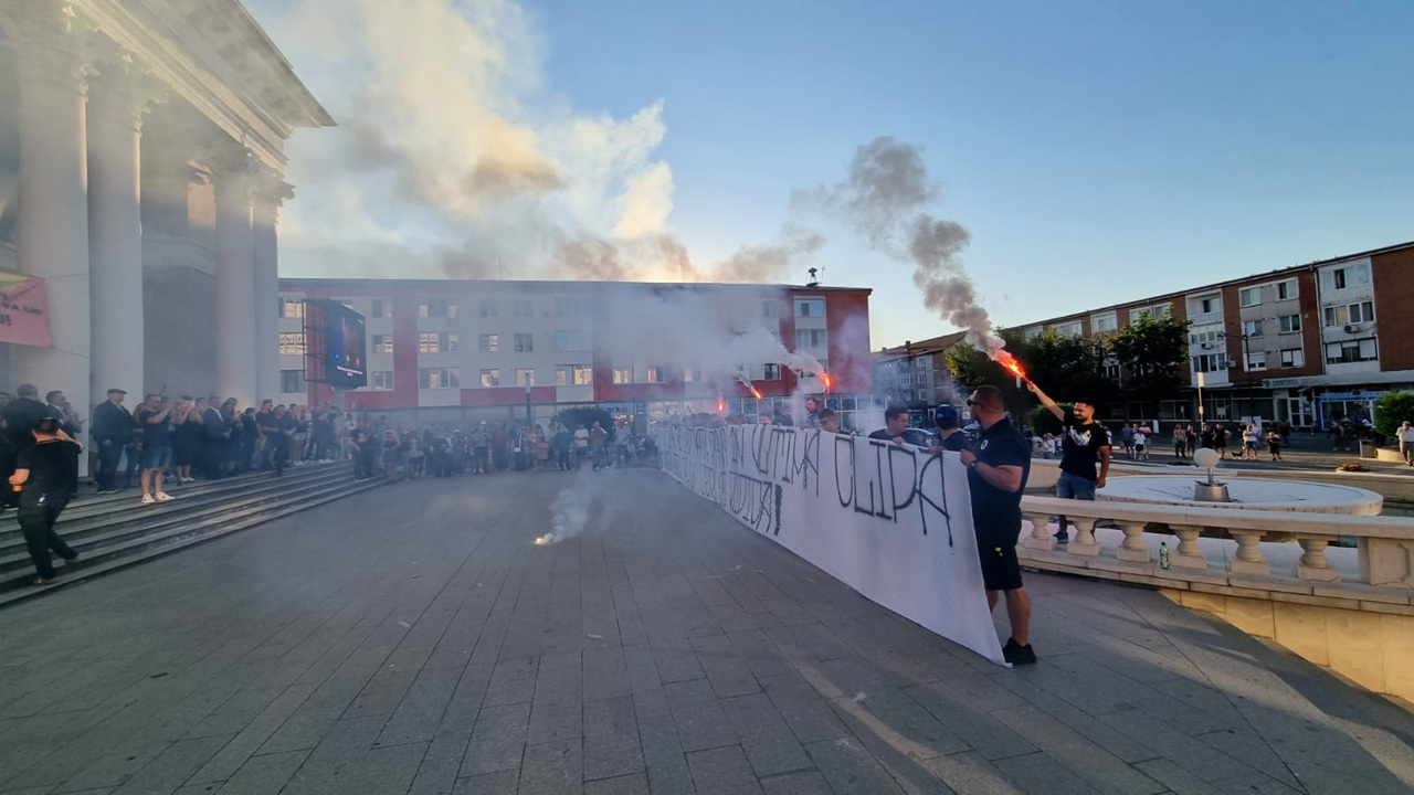 gestul-fanilor-corvinului-hunedoara-la-priveghiul-lui-mihai-leu