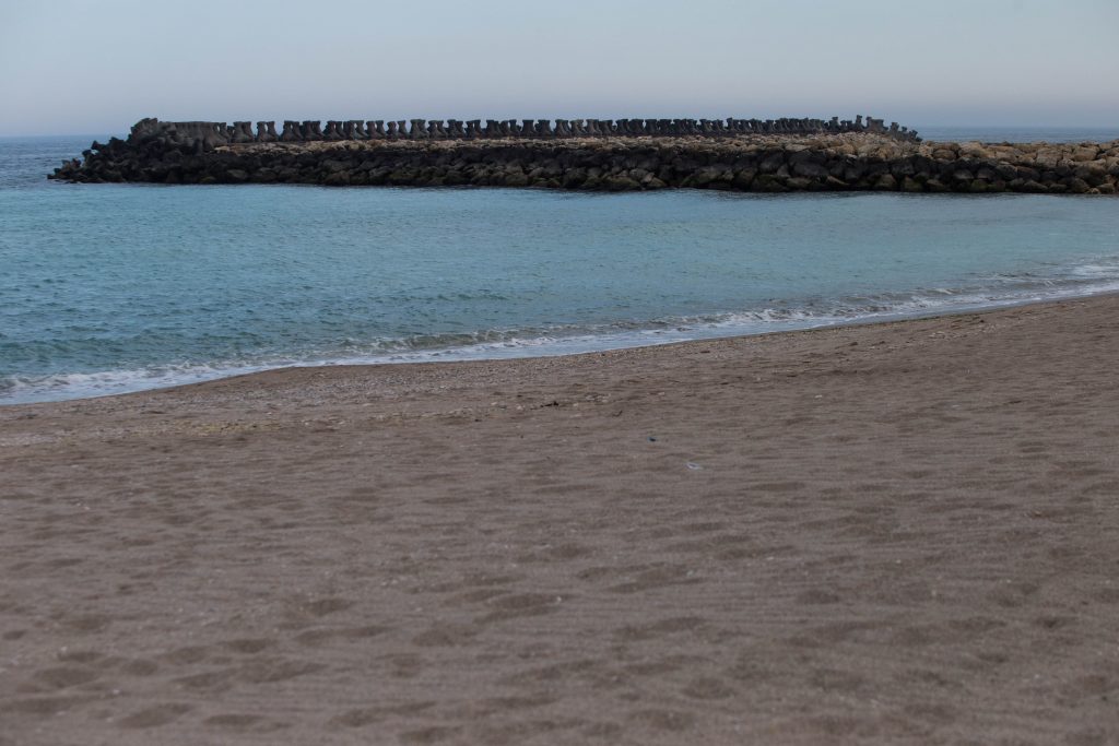 experienta-neplacuta-pentru-turistii-din-costinesti.-o-plaja-a-fost-inundata-de-valuri