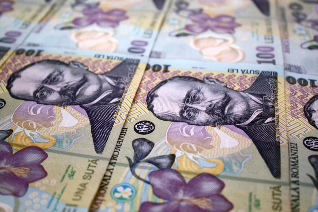 salariul-mediu-in-romania-scade-in-mai-la-5.508-lei-net,-cu-139-lei-mai-putin-decat-in-aprilie