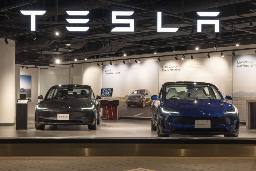 xtb:-gigantul-tesla-reuseste-sa-atraga-din-nou-investitorii,-in-ciuda-problemelor